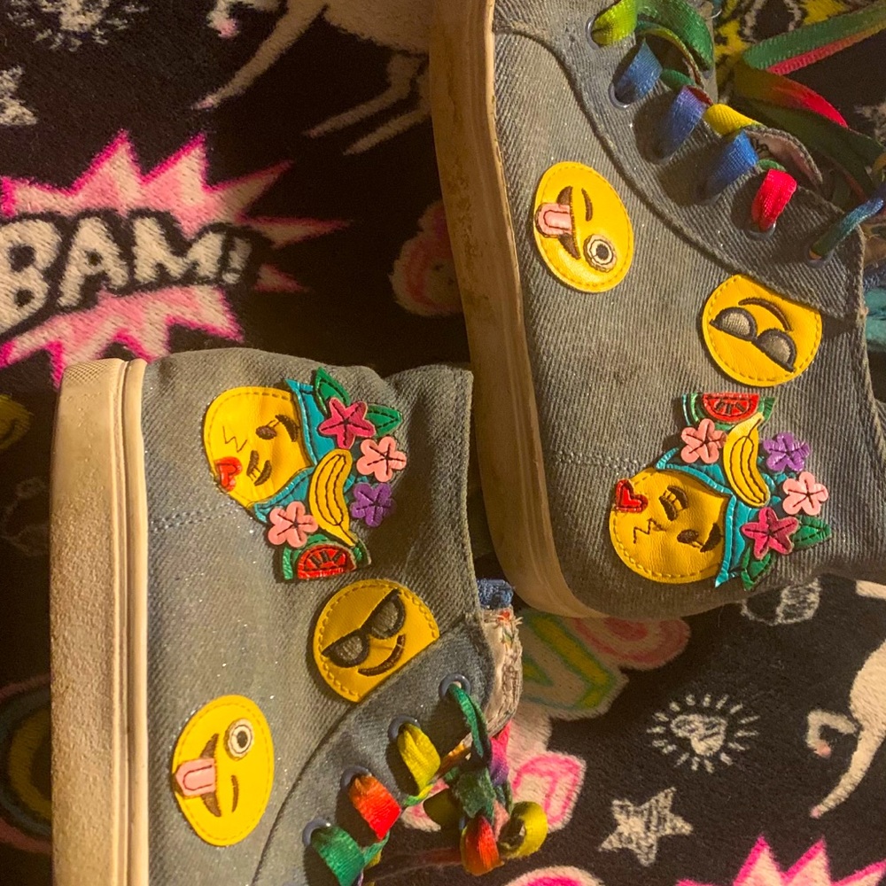 Steve Madden Girls size 1 shoes cute lol emojis 😍